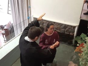 Fernanda troca trabalho de nove anos pela guarda do sábado e se batiza