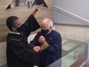 Homem é batizado 60 anos depois do seu primeiro estudo bíblico