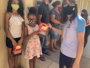 Colégio Adventista entrega kits de Páscoa para famílias em abrigo de Maringá