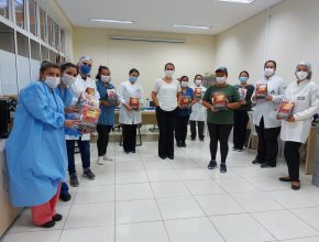 Alunos da Rede Adventista de Educação doam kits de Páscoa a profissionais de saúde em Curitiba