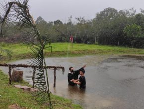 Internos de fazenda terapêutica são batizados durante programação da Semana Santa