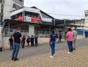 Jovens fazem serenata em frente aos hospitais de Colatina