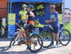 Ciclistas adventistas realizam blitz educativa em Curitiba