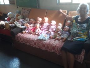Mãe e avó, idosa restaura bonecas para doar a crianças carentes