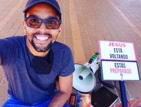 Contador usa megafone para evangelizar em lugares públicos