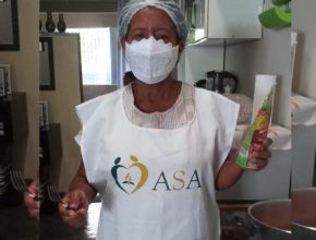 Desde 1999, mulher cozinha e doa marmitas para moradores de rua