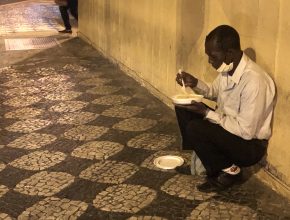 Projeto Sabor Solidário entrega marmita para pessoas em situação de rua