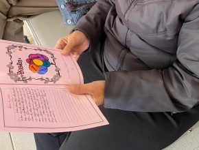 Alunos escrevem cartas para idosas de asilo no Dia das Mães