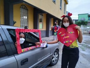 Drive-thru no Espírito Santo viabiliza comemoração no Dia das Mães