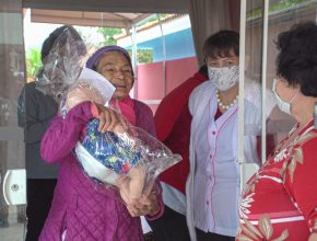 Colégio Adventista leva bonecas para idosas em asilo em comemoração ao Dia das Mães