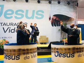 Programa evangelístico é realizado em quadra poliesportiva de escola