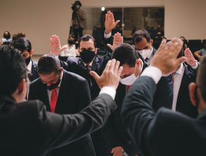 Pastores são consagrados ao ministério em cerimônia de ordenação