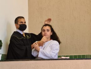 Jovem é batizada na semana de evangelismo feminino em Itaí
