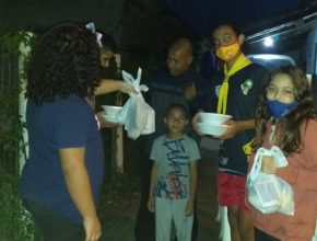 Grupo de voluntários aquece comunidade com doação de sopas