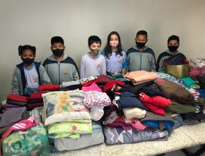 Colégio Adventista doa milhares de peças de roupa a tribo indígena