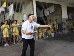 Voluntários levam mensagem de esperança para detentas de Goiás