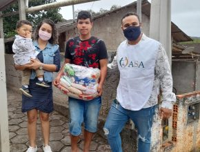 Igreja atende famílias carentes com cestas básicas em Gaspar-SC