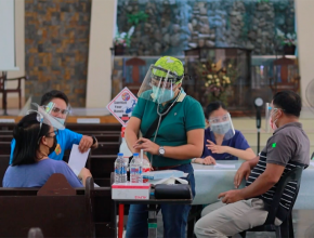 Clínica Adventista nas Filipinas participa do programa de vacinação contra a Covid-19