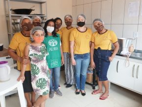 Cozinha Solidária distribui alimentos para pessoas de baixa renda