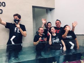 Família estuda a Bíblia com conteúdos da TV Novo Tempo e decide pelo batismo