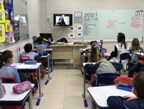 Autora de paradidático faz palestra para alunos da educação adventista de Porto Alegre