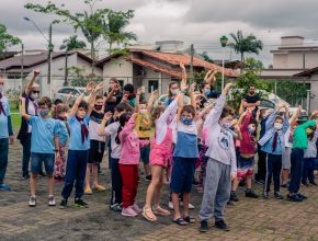Igreja recém organizada reúne 90 crianças da comunidade para iniciar clube de Aventureiros