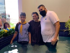 Mãe surpreende filho ao entrar no tanque batismal para ser batizada com ele