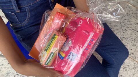 Siga o fluxo: estudantes distribuem kits de higiene em projeto contra pobreza menstrual