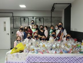 Crianças entregam kits de higiene para entidade de apoio ao câncer infantil