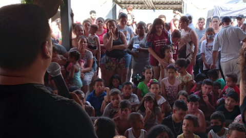 Crianças de comunidade carente recebem brinquedos de voluntários em Joinville