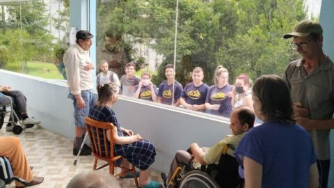 Jovens Adventistas fazem serenata em lar de idosos na cidade de Canguçu