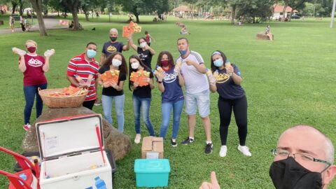 Grupo distribui água e livros missionários em Curitiba