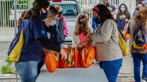 Voluntários distribuem kits de higiene feminino em Curitiba