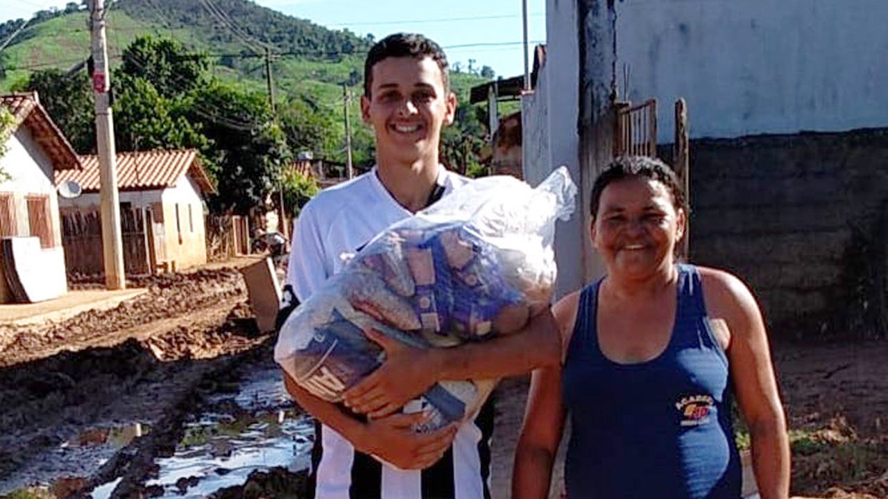 Jovens adventistas ajudam famílias atingidas por enchentes em MG