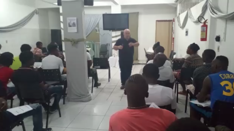 Refugiados haitianos recebem aulas de português em Palhoça