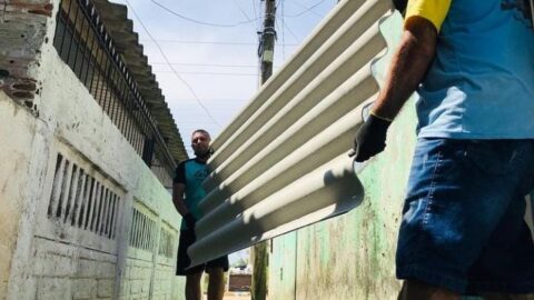 Adventistas auxiliam prefeitura de Guaíba na distribuição de telhas