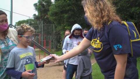 Voluntários distribuem kits escolares para crianças em Curitiba