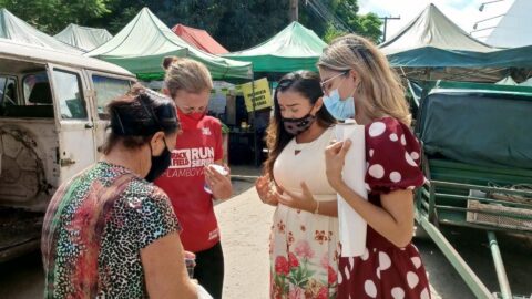 Grupo de jovens oferece oração e água em feira de Goiânia