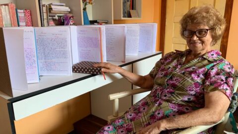 Após 7 anos, senhora finaliza cópia da Bíblia à mão