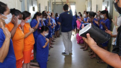 Jovens adventistas participam de ação com entrega de kits de higiene em presídio na Bahia