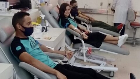 Jovens doam sangue e amenizam estoques em falta de hemocentro
