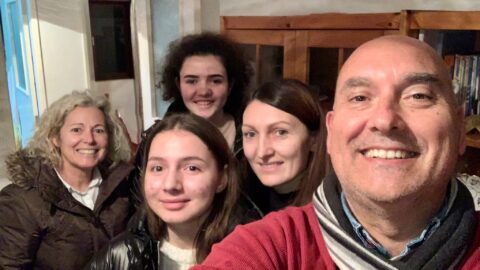 Família ucraniana encontra abrigo em casa de empresário adventista