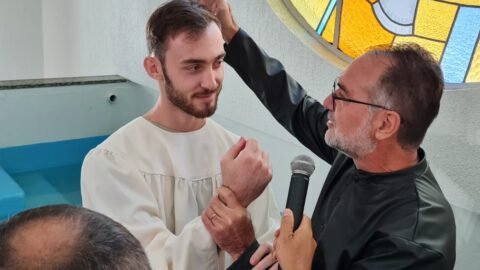 Homem é batizado após seguir orientação de plantio de Ellen White