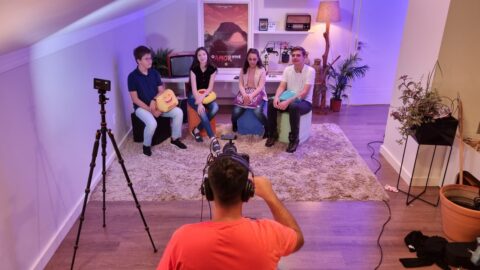Adolescentes gravam vídeos com temas diários da Semana Santa 2022
