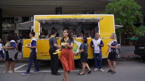 Adventistas distribuem livros e alimentos em food trucks no Espírito Santo
