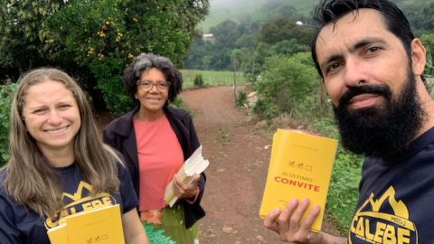 Grupo distribui livros em áreas rurais de município do interior catarinense