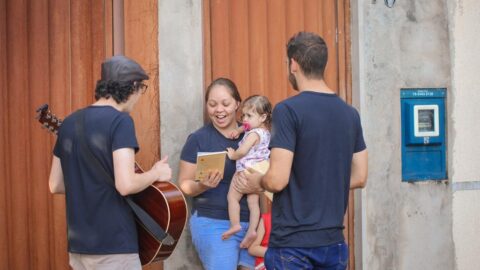Mais de 1.500 alunos e colaboradores distribuem livros missionários no interior paulista