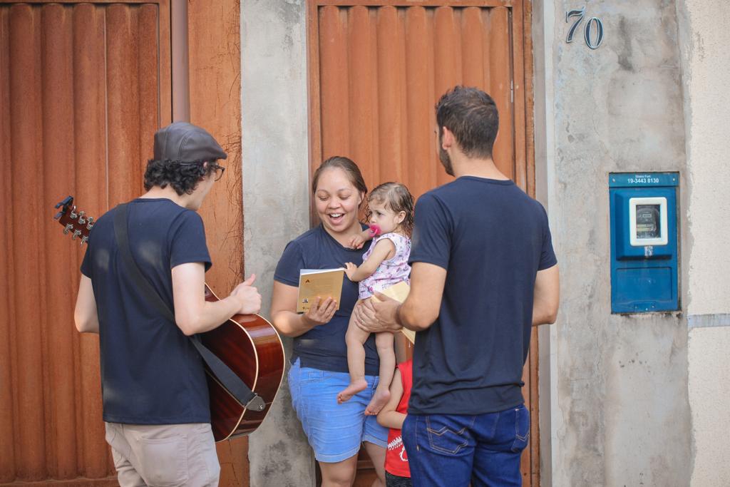 A comunidade de Piracicaba recebeu com alegria os livros de esperança.