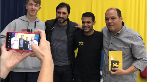 Ex-jogadores de seleções brasileiras visitam colégio adventista e ganham literaturas de alunos