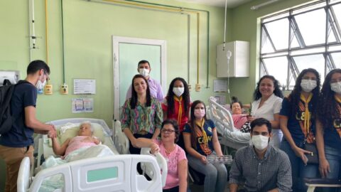 Mulheres hospitalizadas recebem surpresa no Dia das Mães 